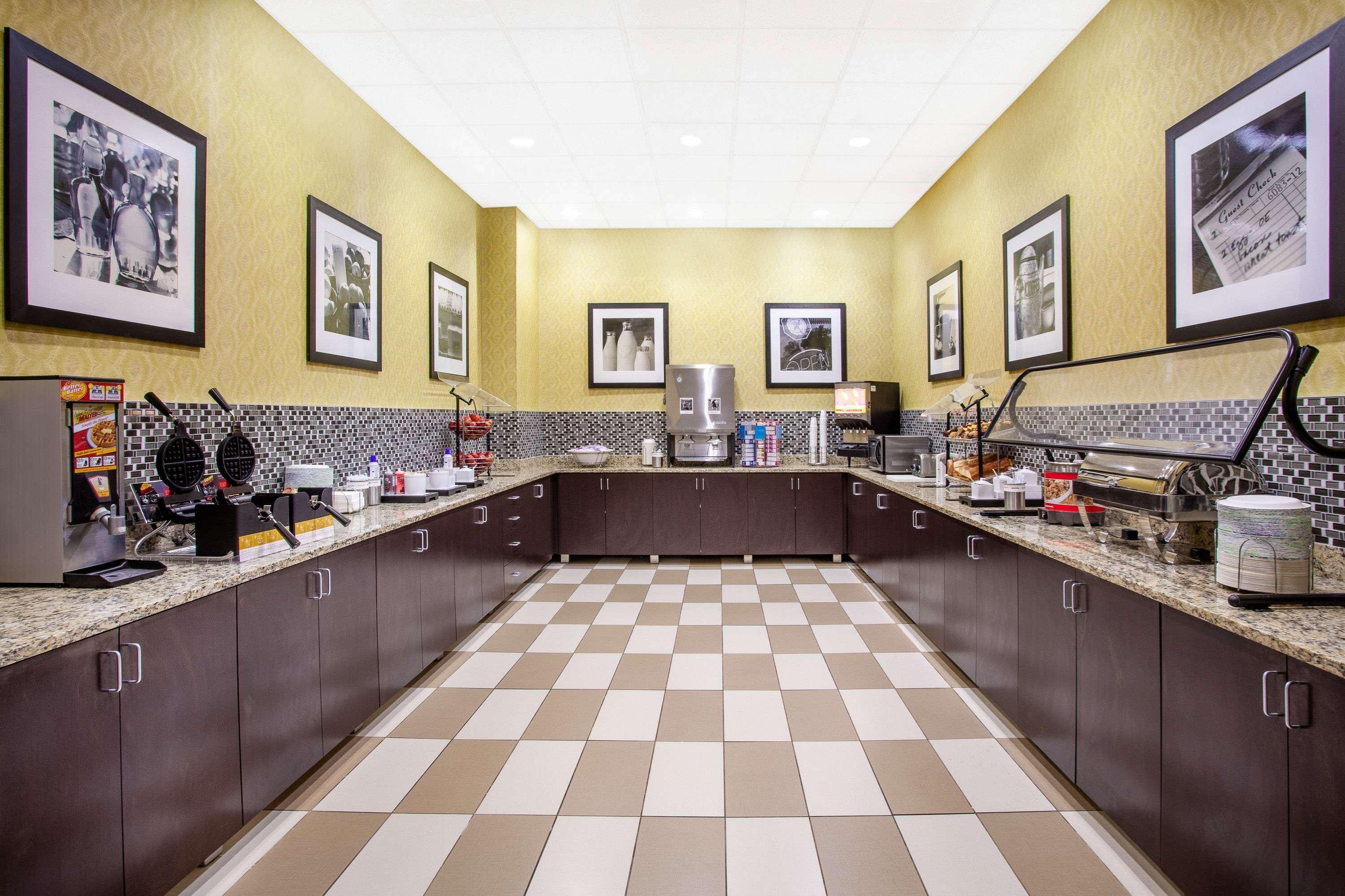 Ramada By Wyndham Orlando Florida Mall Exterior photo